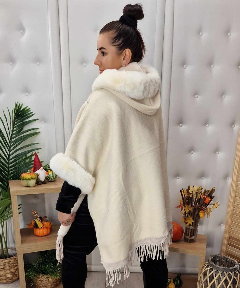 Oversizowe dzianinowe ponczo z liskiem śmietanka